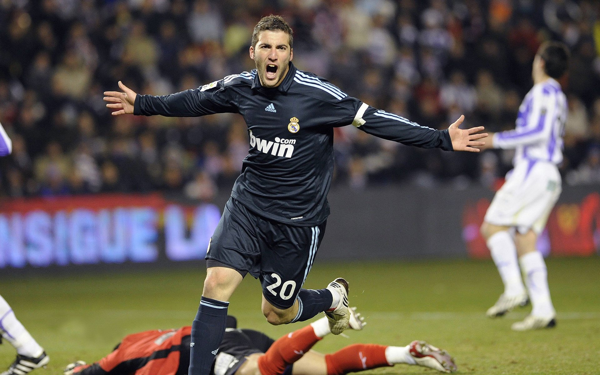 开云体育在线-奇才生死战取胜深圳队,小贾伦在NBA季后赛接管比赛,跨越太平洋的胜利交响